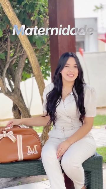 Mamãe com bolsa maternidade eBaby caramelo
